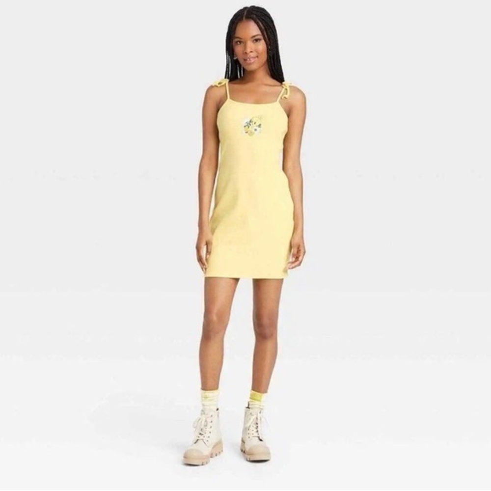Yellow looney tunes dress size M with print
